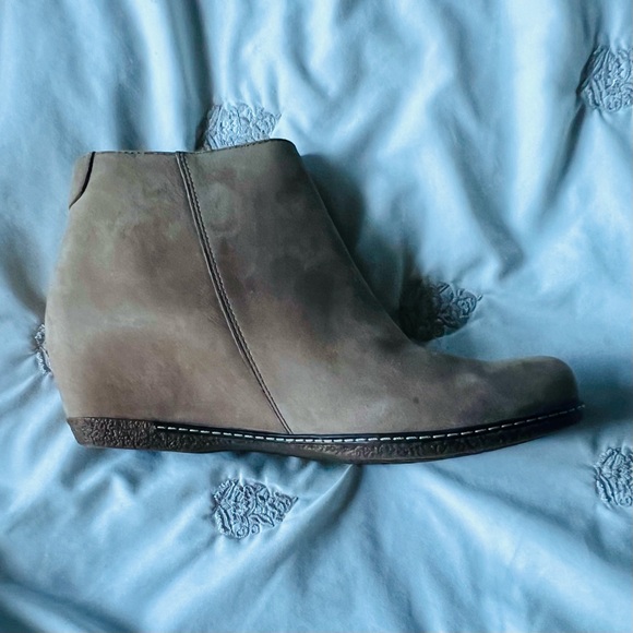 Dance go wedge suede boots
Excellent condition worn a few times - Picture 3 of 5